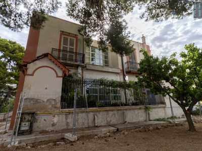 Da qui riusciamo anche ad ammirare il retro dell�edificio, sul quale spiccano due graziosi casupoli con tetto a falde ai lati di un giardinetto annesso alla villa